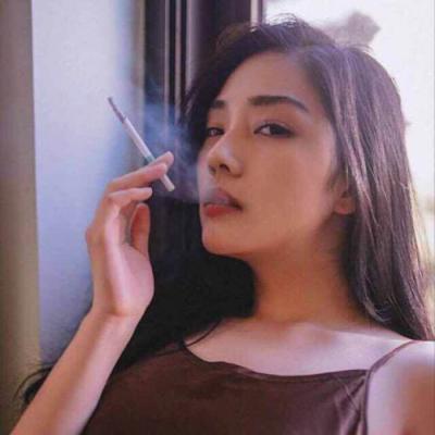 女生伤感颓废吸烟头像图片