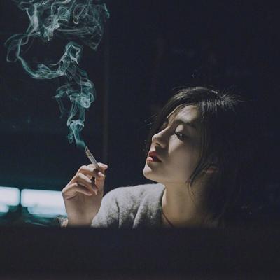 女生伤感颓废吸烟头像图片