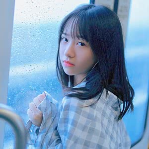 雨天窗口回首伤感女生头像