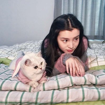 唯美高颜值美女抱猫头像