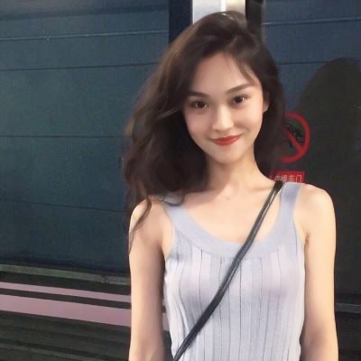 女生简单气质真人高清图片