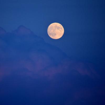 夜空中圆圆的月亮微信头像图片