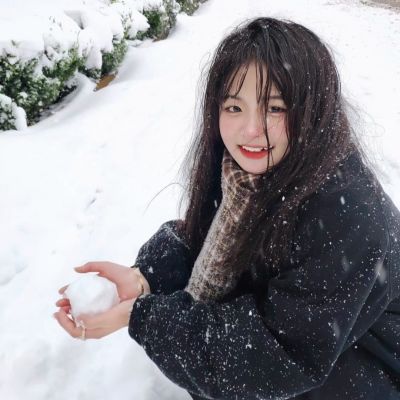 冬天下雪的唯美女生头像