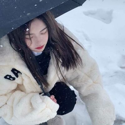 冬天下雪的唯美女生头像