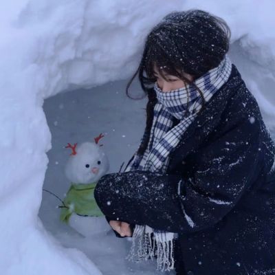 冬天下雪的唯美女生头像