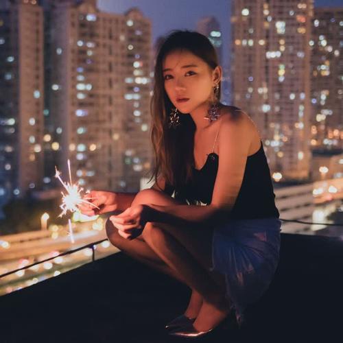 长发女生拿烟花头像图片